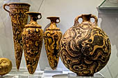 Museo archeologico di Iraklion. Brocca e vari  rhyton decorati a motivi marini. 